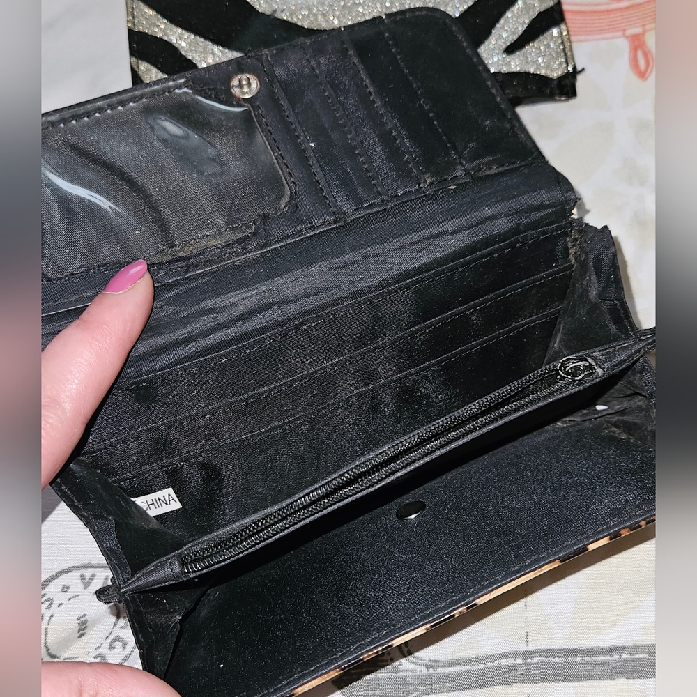 Free Bundle Item- 2 Trifold Wallets - image 2